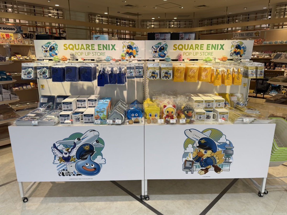 DQ_PR's tweet photo. 旅の途中で立ち寄りたい場所✈️

成田空港 第2ターミナル本館4階にて、
「SQUARE ENIX POP UP STORE」がオープン中です✨

「ドラゴンクエスト」グッズも販売中！
おでかけやご旅行の際は、スライムたちにもぜひ会いに来てくださいね。

#DQ https://t.co/o6AQKAFZFN