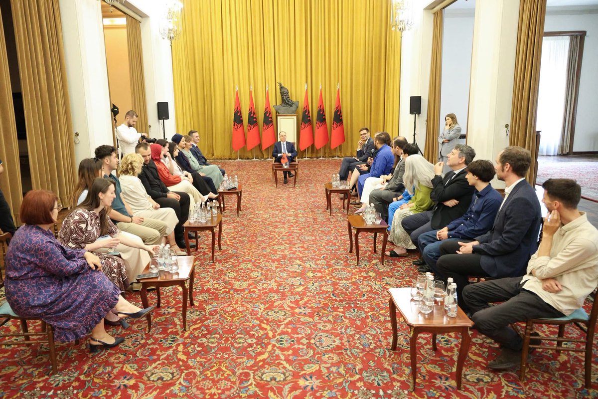 KNFSH2007's tweet photo. 🇦🇱 Presidenti i Republikës së Shqipërisë, Sh.T.Z. @BajramBegajAL, priti në Tiranë përfaqësuesit e Këshillave Ndërfetarë Europianë @ENIBrfpEurope në  @RfPEurope në kuadër të programit ndërkombëtar “Shared Sacred Flourishing”. 🤝🕊️

🔗 https://t.co/caNoOFxNBw https://t.co/gYFcssRNYd