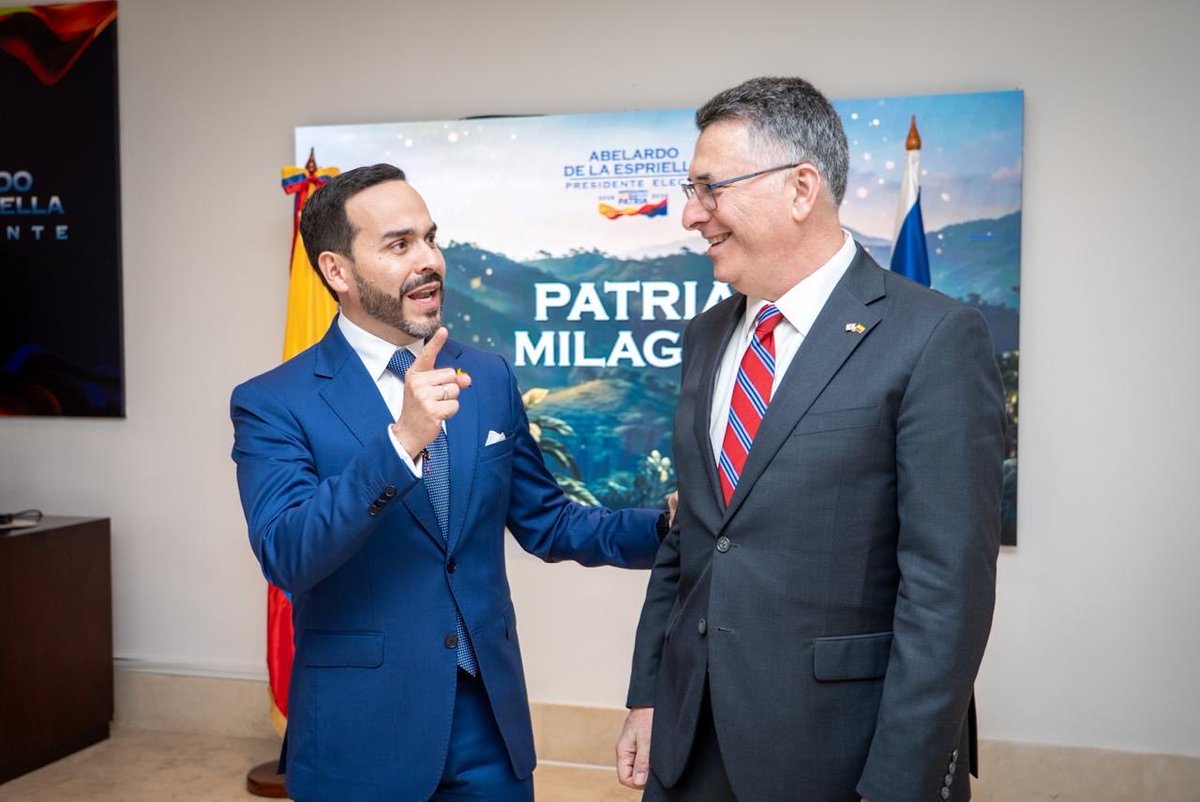 gidonsaar's tweet photo. Mi amigo, @ABDELAESPRIELLA, quien asumirá  mañana como presidente de Colombia, es un líder decidido e inspirador. Su elección es una gran noticia para su país, pero también para la relación entre Israel y Colombia. De la Espriella es un gran amigo del pueblo judío y del Estado de Israel.

Tuve el privilegio de reunirme con él en su oficina en Barranquilla, un día antes de las 24 horas más significativas de su vida.

En la reunión analizamos el fortalecimiento inmediato de las relaciones políticas, de seguridad y económicas entre Colombia e Israel. Fue una reunión muy importante para el futuro de la cooperación entre ambos países.

La era dorada en las relaciones entre Colombia e Israel comienza hoy.

¡Muchos éxitos, Abelardo!
¡Muchos éxitos, Colombia!