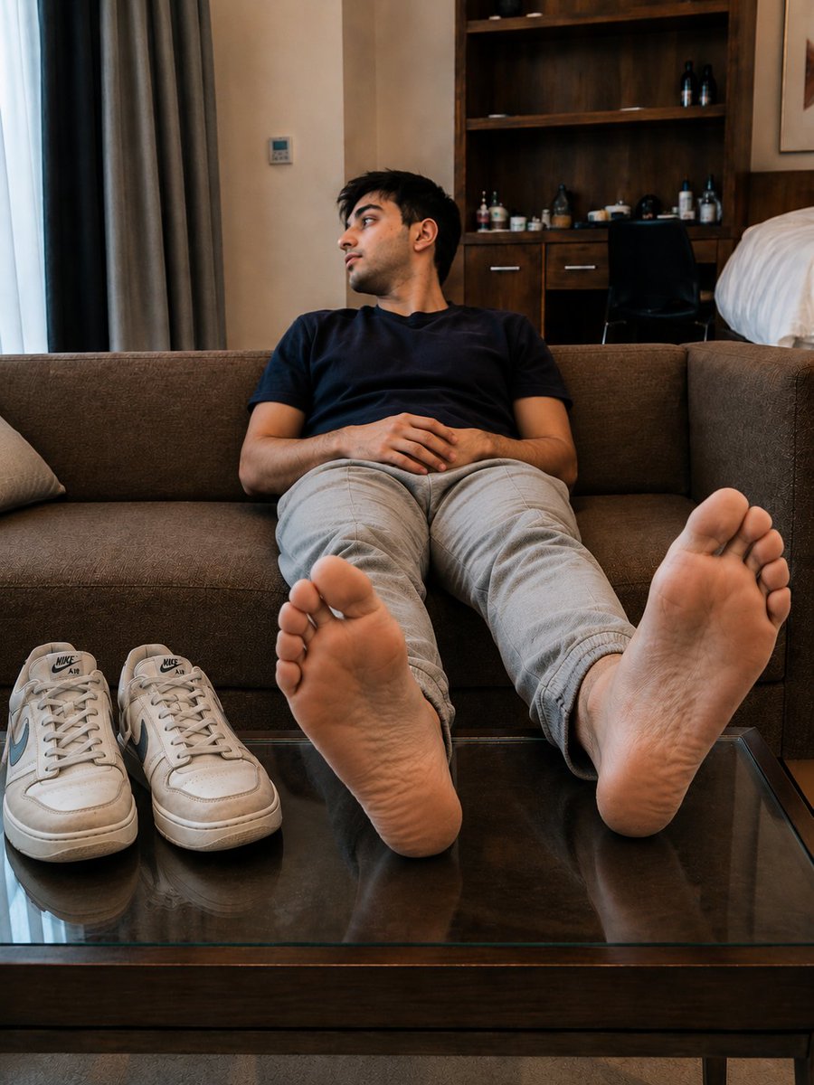 atakwellch's tweet photo. Gotta relax the feet

#gay #gayfeet #feetgay #footfetish #gayfootfetish #menfeet #stinkyfeet #sneakerfetish https://t.co/xNINqjcaXQ