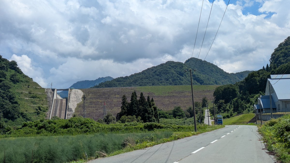 YNbcrt's tweet photo. 新鶴子ダム（山形県）！

下流から向かうと真正面に大きなロックフィルダムがお出迎え！
山に向かっていく感覚は良いですね。
洪水吐の導流部と堤体の直ぐ側まで寄り付けるのですが、天端は立入禁止😅
今日は天端立ち入り禁止率が高いデス。 https://t.co/4jTJl072TH