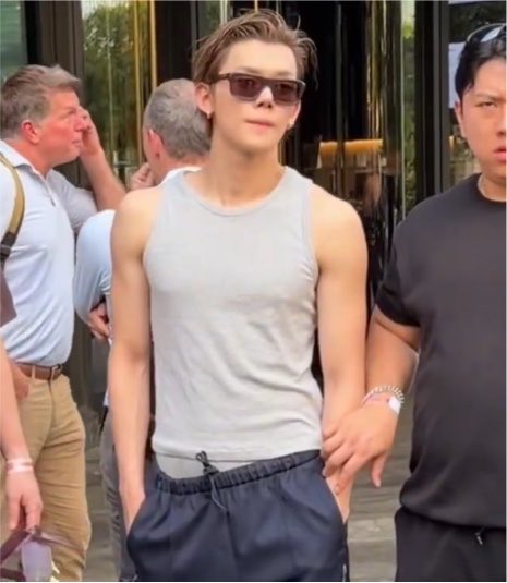 jjuniesito's tweet photo. genuinely i need to know how someone can look this devastatingly hot in basic clothes?? https://t.co/L2Q3nk1uHr