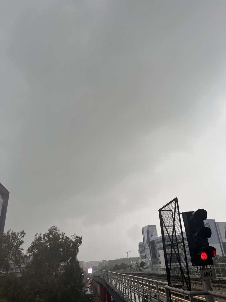 itzdrowzyqueen's tweet photo. Friday morning and the weather is sooo good 🌧️
 Grey skies, soft mist, and a red light that feels like the city is telling me to slow down…
 Perfect calm start to the weekend. https://t.co/nkPgzwcSxN