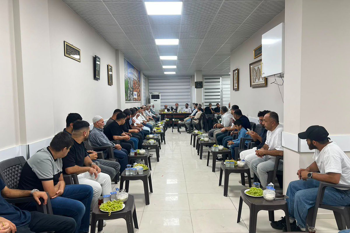 HudaParizmir's tweet photo. Genel Sekreterimiz Sayın M.Hüseyin Yılmaz,beraberindeki heyetle birlikte Bornova'da bulunan Dargeçit Karabayır(Zengen)liler Derneği'nde Karabayırlılarla bir araya geldi.Gerçekleştirilen buluşmada HÜDA PAR'ın kuruluş amacı,ilkeleri ve hedefleri hakkında değerlendirmelerde bulundu. https://t.co/37RnytIYnJ