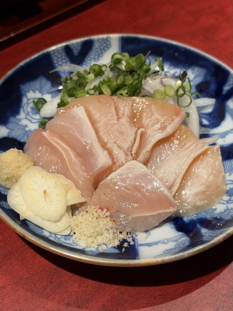 osaka_gourmet_'s tweet photo. 大阪にオープンした鳥刺し専門立ち飲み！！

鹿児島の養鶏家とタッグを組んで作った鳥刺し専用鶏を使用。

立ち飲みでこのクオリティの鳥刺しが食べられるのは驚き。

生好きはぜひ👍

📍鳥刺し酒場 スタンドくーま君(大阪・梅田) https://t.co/CyR3OIaGMr