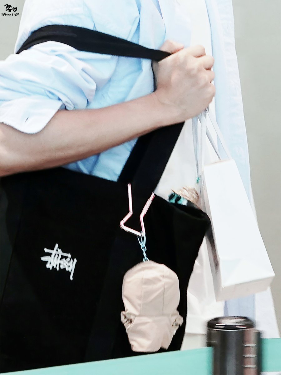jjyu_djdj's tweet photo. 260807 ICN 출국
뭉꾸🐶💙 뭘 입히신거지ㅋㅋ
#윤두준 #두준 #YOONDUJUN
#하이라이트 #HIGHLIGHT
#비스트 #BEAST https://t.co/RFeoEFz31q