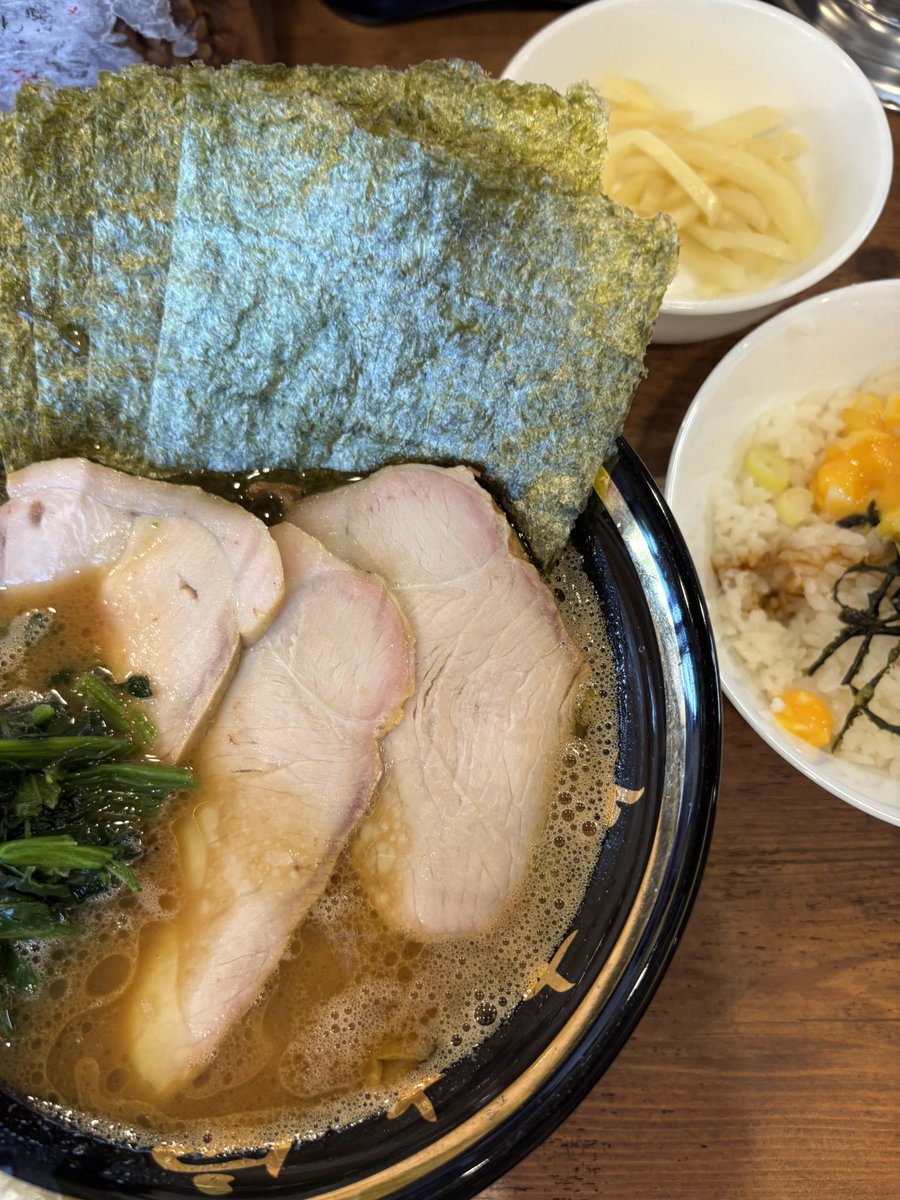lspeedno11's tweet photo. お昼ご飯は環家さん！　2週ぶり？いや、前回はたまきさんだったから1月ぶり！？
３枚チャーシューに半玉子まぶしをいただきました。店内が涼しくなって快適に！！　お味はいつも通り最高でした！タカさん、お声がけありがとうございました！ごちそうさまでした！！！
#環家
#麺家たまき
#家系ラーメン https://t.co/WYN4QaSAbs