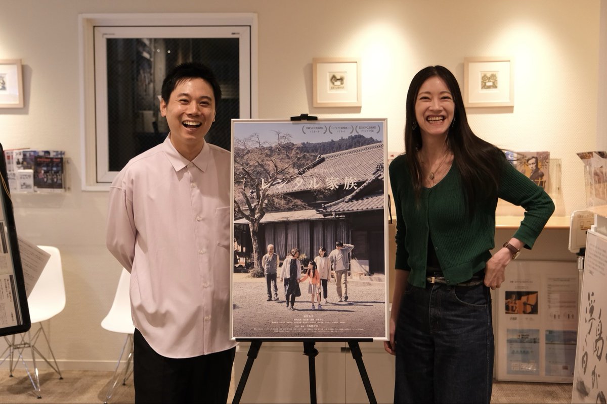 ryunosukekosaka's tweet photo. 上坂龍之介監督作品『がんばって、がんばらない』の出演者の皆さんが劇場にお越し下さいました👏
監督とのツーショットをお届け！
キャスト、スタッフの皆さん仲良しなんですね🥹🥹🥹

本日も満席です！
ありがとうございます！！
明日の予約はこちらから！
https://t.co/8svoK0RQdZ

『レンタル家族』のスタッフが制作したドラマ『がんばって、がんばらない』も本日放送です！

#レンタル家族
#がんばってがんばらない
#上坂龍之介
#高野洸
#安井謙太郎
#吉沢太陽
#関めぐみ