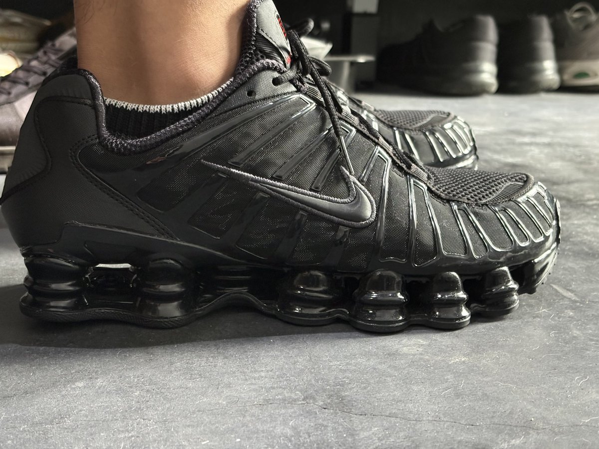 Cue_padBT's tweet photo. shox大好きおじわい、遂にTLのトリプルブラック買いました。
良すぎるけど高すぎ https://t.co/OcWDUuRCMT