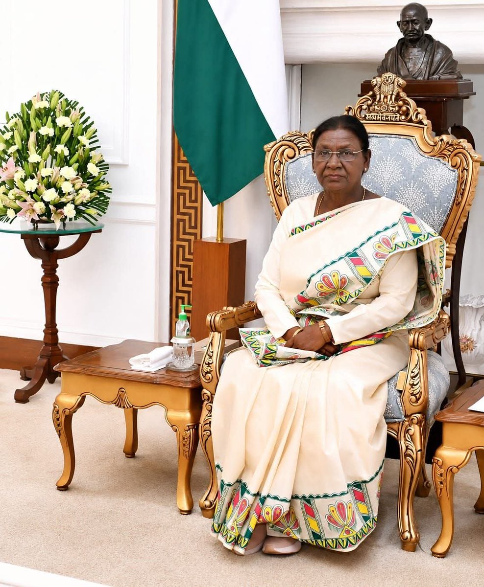 BhagalpurIndex's tweet photo. The Honorable President wearing a saree featuring GI tagged Manjusha painting. https://t.co/iWpnBzESwb