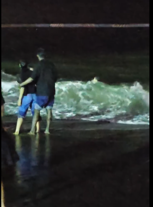 inari_shoten's tweet photo. 【ルール違反の外国人】

熱海花火の後。

高波で遊泳禁止。

それでも外国人の子どもが夜の海で遊び、
親は笑っていた。

事故が起きれば、
日本の救助隊が税金で命を張る。

ルールを破った外人のツケまで、
なんで日本が払わなあかんねん https://t.co/fJlq9lVVHu