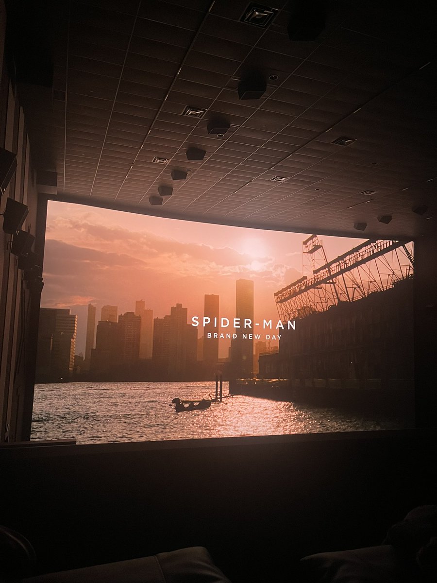 altusazula's tweet photo. whoever decided on the aesthetics of the spiderman brand new day end crawl deserves their flowers https://t.co/AWo1AXHIT6