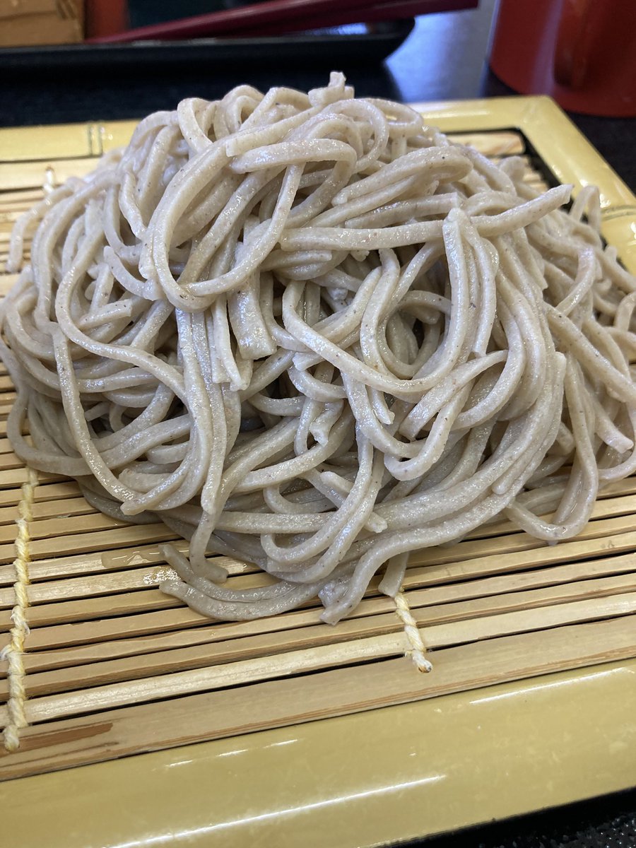 sugasugac's tweet photo. 夏休み初日のお昼は、墓掃除がてらにもちた屋さんでお蕎麦
ざる蕎麦、南蛮餅、味噌おにぎり、天ぷらセットで大満足

お蕎麦はちょっと太めで腰がある。もり汁はちょっと甘め。お餅と味噌おにぎりは懐かしの味
天ぷらはとても真っ当で美味しい https://t.co/OK8clMMfhG