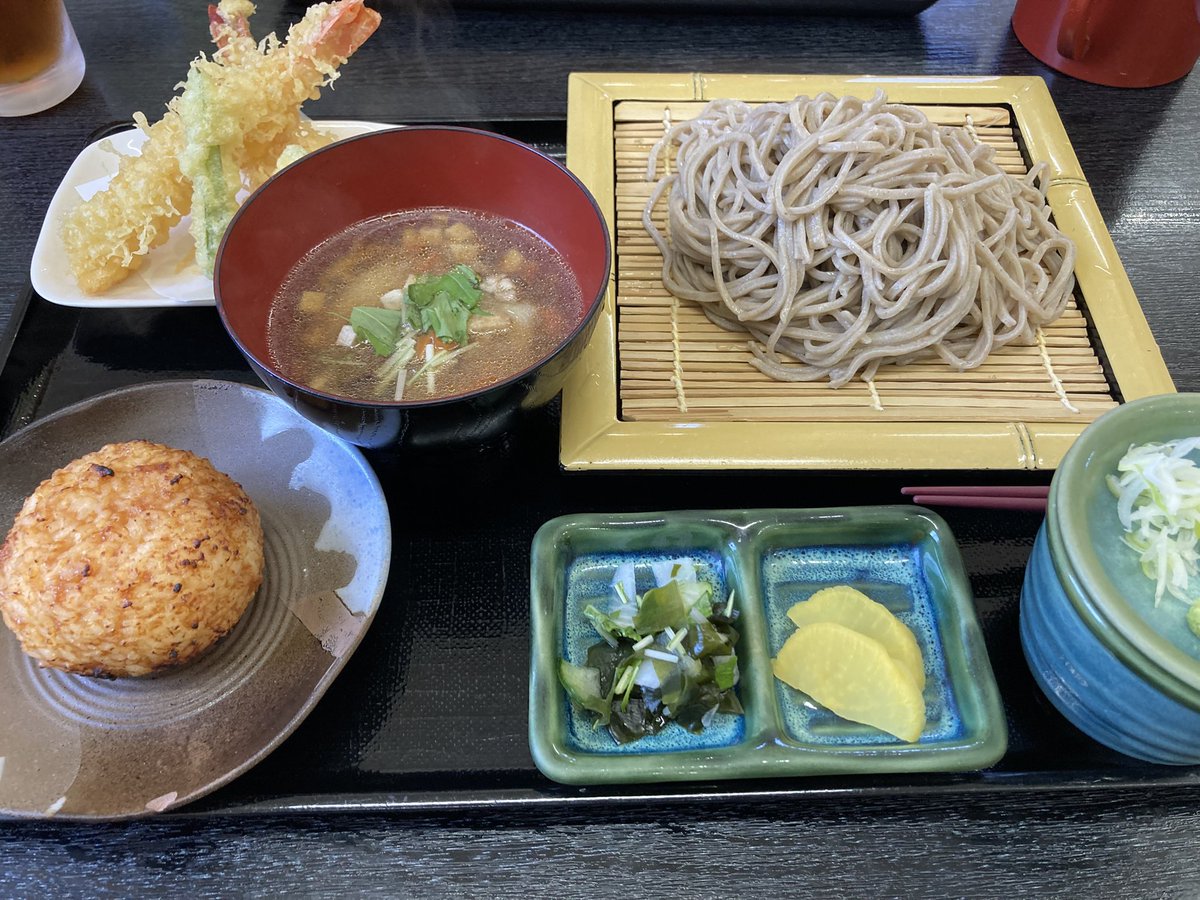 sugasugac's tweet photo. 夏休み初日のお昼は、墓掃除がてらにもちた屋さんでお蕎麦
ざる蕎麦、南蛮餅、味噌おにぎり、天ぷらセットで大満足

お蕎麦はちょっと太めで腰がある。もり汁はちょっと甘め。お餅と味噌おにぎりは懐かしの味
天ぷらはとても真っ当で美味しい https://t.co/OK8clMMfhG