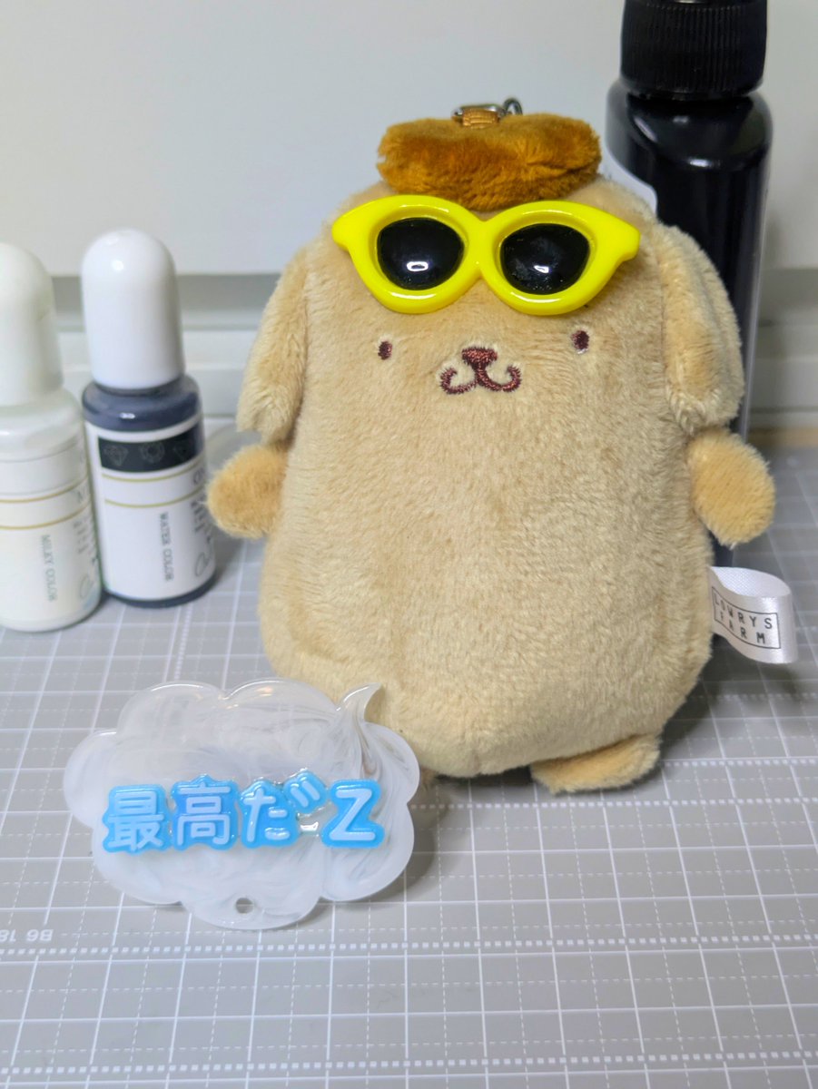 PiyoJane's tweet photo. 暑い夏、ちゃっかり推し活グッズを作ってみました🎐

親指につけると自己紹介、くるっと反対向きにつけると・・推しが喋る！（親指のシワも隠れるよw）
机に置くこともできるから名札代わりにも！
これは・・・推しボドゲ紹介でも使えるかも？？

秋〜冬の販売に向けて動く予定です🎊

#ジェンマト https://t.co/vqasJwJJGv