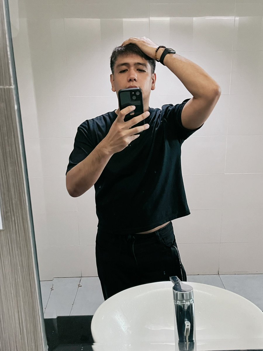 sencen's tweet photo. Di ko lam san lalagay kamay pero yung crop top talaga gusto ko ipakita 😝 https://t.co/RmFTnlH9NI