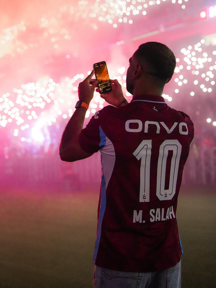zagortenay's tweet photo. Çok fazla yurt dışı futbol hesabı takip ediyorum. Bir kısmı ‘Salah neden Türkiye ve Trabzonspor’a gitti’ haberleri yapıyorlarken dünkü muhteşem görüntüler sonrası olay tamamen ’Şimdi neden gittiğini anladık’a döndü. 🥰 https://t.co/C6mH2xRRcb