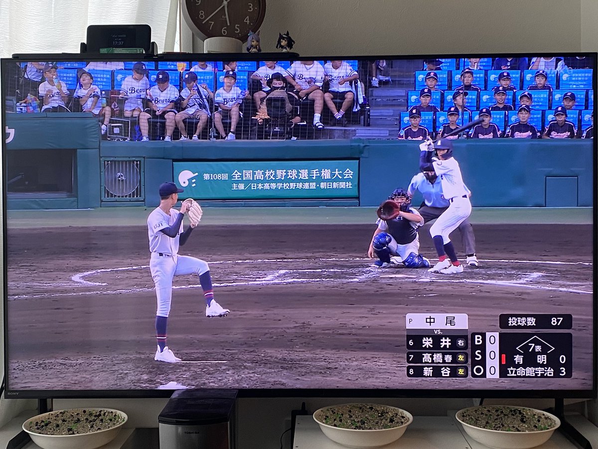 plarailadvance's tweet photo. 今日の甲子園、バックネット裏の野球少年達が対照的でおもしろいな♪ https://t.co/DDUfwW5nKf
