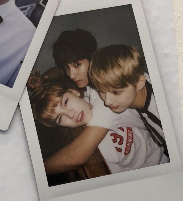 _lxvun's tweet photo. 옛날 폴라로이드 진짜 귀여미들 ♡ https://t.co/V7QJFWk6mO