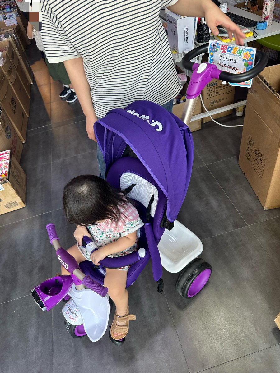 4298chu's tweet photo. 色は微妙だけど(赤色もあった)新品でこの価格ならめちゃくちゃ安くない？？作りもしっかりしてた！
二人乗りベビーカー買ってなかったら買ってあげたかったなー😭 https://t.co/569g08ZaiD