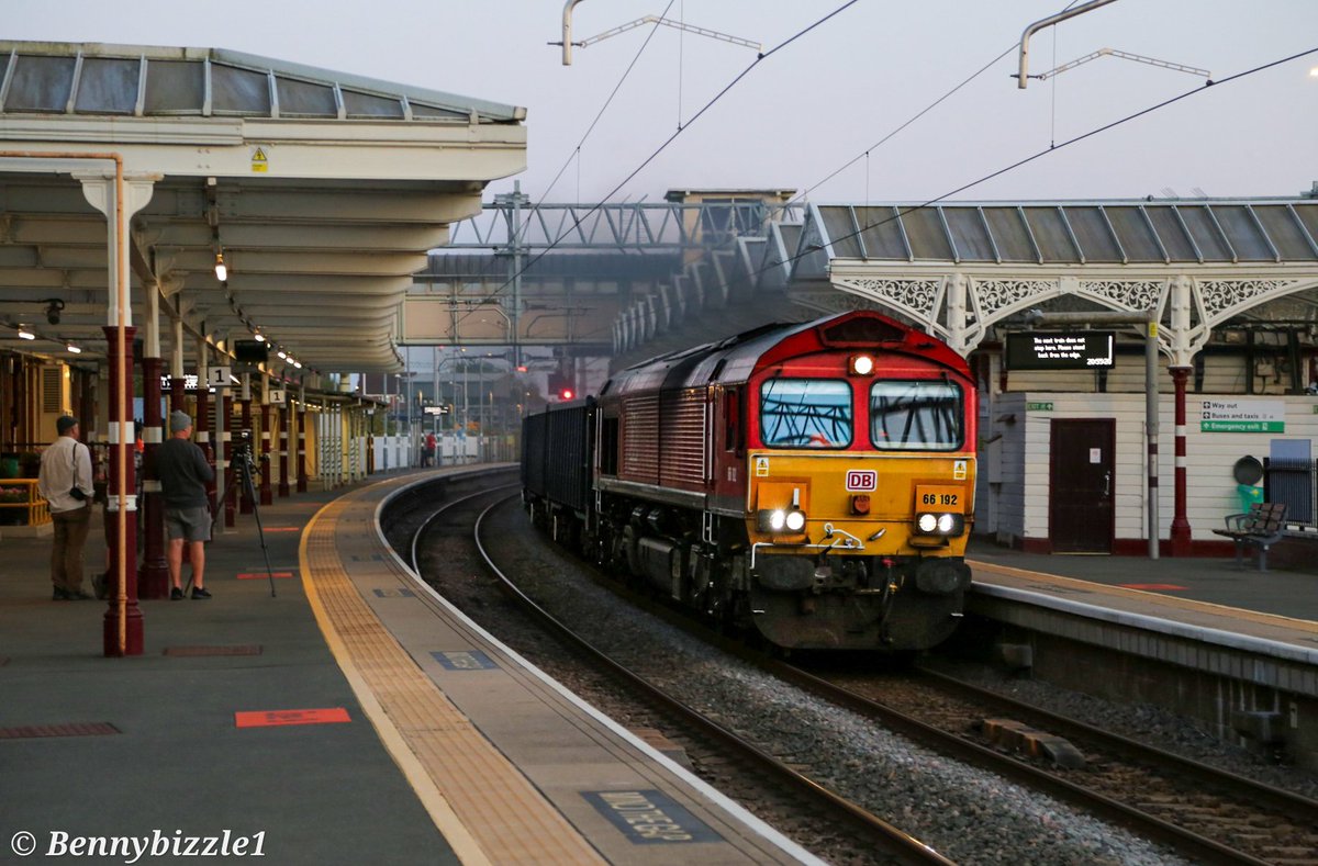 Bennybizzle1's tweet photo. #FreightFriday @DBCargoUK 66192 clags its way through Kettering station on Wednesday evening. Assembled photo gallery waiting the arrival of the 73s. #ShedWatch https://t.co/8L5v9dTV6I