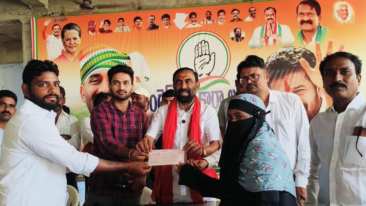 juvvadii's tweet photo. ఇందిరమ్మ మైనారిటీ మహిళా–యువజన పథకం

మెట్‌పల్లి పట్టణంలో ఇందిరమ్మ మైనారిటీ మహిళా–యువజన పథకం కింద కోరుట్ల, మల్లాపూర్ , ఇబ్రహీంపట్నం మండలాలకు చెందిన ఎంపికైన 8 మంది లబ్ధిదారులకు ఒక్కొక్కరికి రూ.50 వేల విలువైన చెక్కులను పంపిణీ  చేయడం జరిగింది
 #juvvadinarsingrao #korutla @INCIndia https://t.co/0QOtn4vvyl