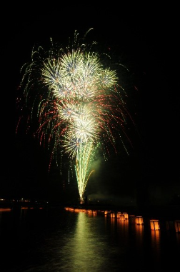 KATCH_NETWORK's tweet photo. 🎇地元を楽しむ夏🎇

あさって15日開催！ #西尾・米津の川まつり 🎆
キャッチでは生中継を予定📺会場でも、テレビでも、一番楽しい場所で楽しもう！

見どころなどの詳細は、情報誌 ＃KATCHUP でもご紹介しています。
▶ https://t.co/somtktjMSX

#花火　#西尾市
（写真提供／西尾市） https://t.co/G5SG94SzZX