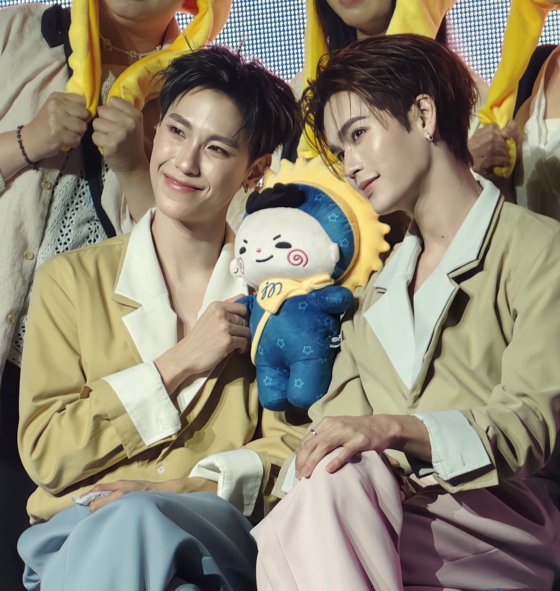 ssomosomm's tweet photo. รูปครอบครัว #JuniorMarkConcertD1 https://t.co/rR3IVGwIoF