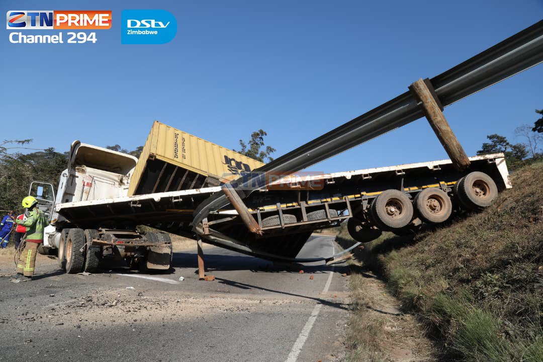 ZTNPrime's tweet photo. A haulage truck driver identified as Godson Karidza, lost control of his vehicle this morning along the Christmas Pass curves in Mutare. The truck veered into the oncoming lane, blocking traffic leaving the city. He said he was travelling from Gokwe to Beira. 

📸Nyasha Chawatama https://t.co/G3aTcGfa8P