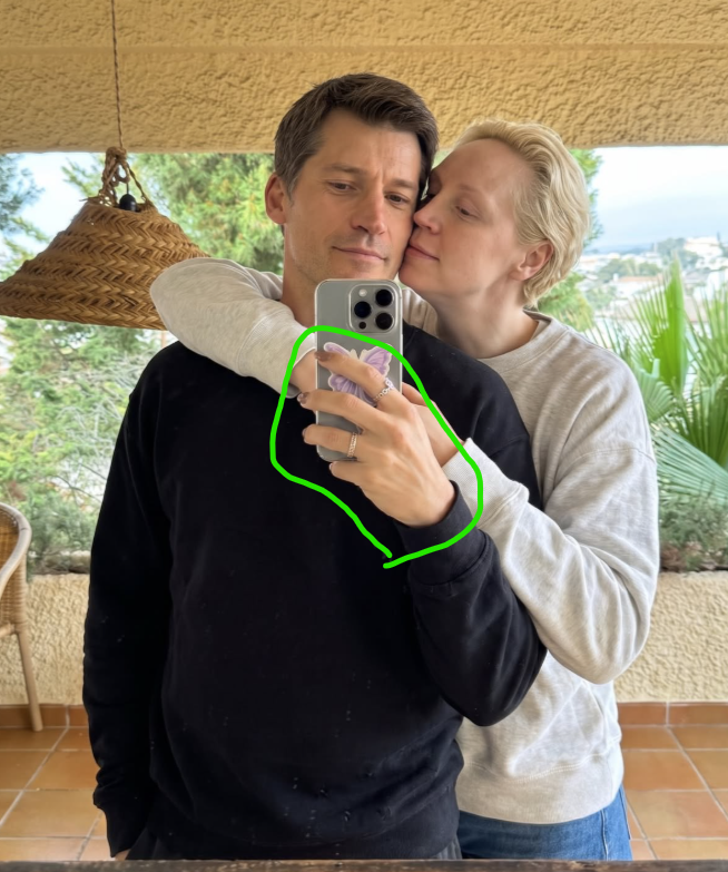 papy_amenum's tweet photo. @OtunbaSebotimo @grok l'IA  n'ai pas  loins dans ces photos  elle confond même les mains des gens et surtou quand ont sait que Gwendoline Christie  fait environs 4cm de  plus que Nikolaj Coster-Waldau en réalité https://t.co/q0mEWRpj4S