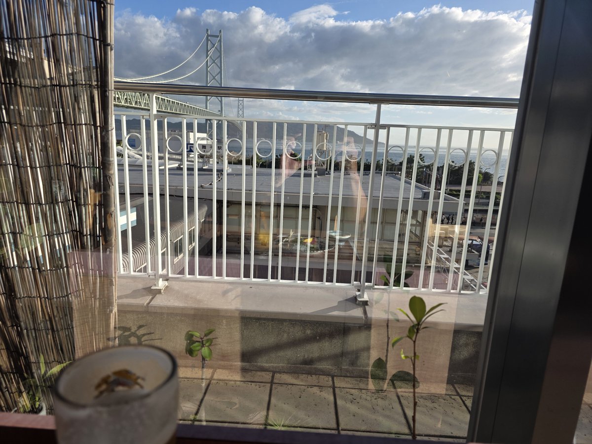 yuma_tb's tweet photo. 淡路島を出て一旦舞子へ。
駅前の居酒屋で一人祝勝会。明石海峡を眺めながら一杯。 https://t.co/83gbFxDK9O