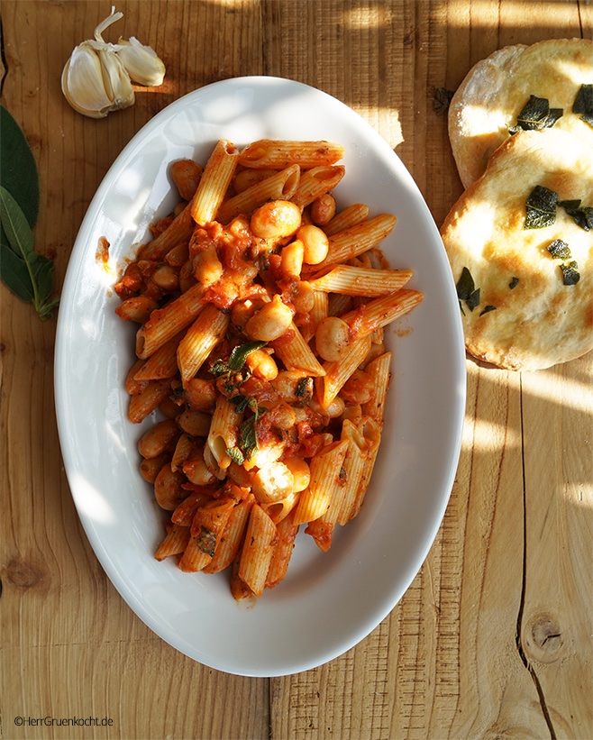 HerrGruenkocht's tweet photo. Penne Rigate mit einer leicht scharfen Tomatensauce, weißen Riesenbohnen und frischem Salbei 

https://t.co/pQve84eXIf

#Pasta #Nudeln #Penne #Tomaten #Salbei #Sonne #HerrGruenkocht #vegetarisch https://t.co/xKdy1ifbBb