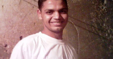 belalfadl's tweet photo. أسئلة توجع القلب!

من الذي يصدر الأوامر لأفراد الشرطة العسكرية بضرب شباب الثورة في ميدان التحرير حتى تتفجر من رؤوسهم الدماء؟ هل هو نفس الشخص الذي يصدر الأوامر لبعض ضباط الشرطة العسكرية بالتعامل مع أفراد عصابة مبارك بمنتهى الحفاوة التي يحظى بها طاقم حكام أجنبي قادم لتأمين مباراة قمة؟ هل هناك أوامر بإهانة الثائرين وتدليل الفاسدين؟ أم أن المسألة كلها اجتهادات شخصية؟، وإذا كانت كذلك حقا فهل الصمت على هذه الممارسات أمر مقبول؟ وهل يقبل الله صيام من يقبلونها وهو الذي لا يرضى لعباده الظلم؟
ماهي الجريمة التي ارتكبها مجموعة من الشباب الجدعان والبنات الجمالات قرروا أن يفترشوا أرض ميدان التحرير وقد أحضر كل منهم مافيه القسمة وجاؤوا ليفطروا سويا في المكان الذي ضحوا فيه بدمائهم لكي يحرروا وطنا صمت أولو الحول والطول على احتلاله من قبل عصابات السطو المسلح التي استخدمت شرعية أكتوبر غطاءً لكي تنتهك كل المعاني النبيلة التي حارب الجندي المصري من أجلها؟ ما الذي يجعل ضابط شرطة عسكرية يسلّم بكل الحفاوة والاحترام والتقدير على لص مال عام مثل حبيب العادلي فضلا عن كونه متهما بسفك دماء مواطنين مصريين أبرياء؟ في حين يقوم زميل له باستخدام العصي الكهربية لضرب شباب أعزل لا يملك قوة سوى قوة ضميره ولا نفوذا سوى نفوذ إرادته؟ 
هل المطلوب أن تجعلنا فرحتنا بمحاكمة الظالم مبارك نصهين على ظلم مواطنين لم يخالفوا القانون؟ هل سيصبح ميدان التحرير أرضا محرمة على الذين حرروه؟ ومن هو الذكي الذي يتصور أنه يخدم مصر بإستخدام هذه الطريقة العنيفة في التعامل مع الشباب الذي حقق لمصر مالم يحققه لها "الرجال المنفوخين في السترة والبنطلون"؟ ومن هو المسؤول عن تقديم هذه الخدمات المجانية لكل الراغبين في تسميم الأجواء وإفساد مناخ الفرحة ببدء محاكمة مبارك؟ وهل أصبح التعامل الراقي المتحضر وقفا فقط على الفاسدين واللصوص والقتلة والجلادين؟ من هو الأولى بسلامات التعظيم ومصافحات الحفاوة والابتسامات الدافئة والطبطبات الحنونة: الشباب الذي ضحى بروحه من أجل مصر أم الجلادون الذين مصوا دماء البلاد وأكثروا فيها الفساد؟ لماذا يرسل المجلس العسكري رسائل متضاربة إلى المواطنين فيعلن في بياناته الرسمية أن حق التظاهر السلمي مكفول، ثم يأمر قواته باستخدام القوة لفض جنازة رمزية تقام لشهيد شاب أو لفض إفطار. يا صلاة النبي وصلنا إلى اليوم الذي نستعمل فيه تعبير فض إفطار، لا ومتى؟ بعد ثورة!، وإذا كان مقدرا علينا أن نرى مهازل مثل هذه تحدث فإلى من يمكن أن يلجأ الذين يتم قمعهم وانتهاك حقوقهم وحرياتهم؟ إلى من يمكنهم أن يشكوا ظلم الشرطة العسكرية لهم؟ هل عليهم أن يخبطوا رؤوسهم في الحائط؟ خاصة أن الله رزقهم برئيس وزراء لين العريكة يؤمن أن الله مع الثائرين إذا صبروا على القمع والإهانة والبهدلة؟ 
أريد أن أسأل السادة قادة البلاد في المجلس العسكري ومجلس الوزراء: هل شاهدوا تلك الصورة التي بثتها وكالات الأنباء لفتاة ممتلئة من أنصار المخلوع مبارك وهي تنهال بالضرب على أم شهيد أمام أكاديمية الشرطة بينما يتفرج على المشهد أفراد الأمن المركزي كأنهم يشاهدون فقرة فكاهية؟ بماذا شعر قادة المجلس وهم يرون تلك الصورة القميئة؟ هل شاهدوا الصور التي ظهر فيها أبناء المبارك وهم يحملون الطوب ويقذفونه على أهالي الشهداء على مرأى ومسمع من وسائل الإعلام؟ ياترى لو كان شاب من شباب الثورة قد اعتدى بالضرب المبرح على لواء جيش وعاد إلى بيته لكي يكتب تفاصيل مافعله متحديا ومفاخرا هل كنتم ستتركونه دون إعتقال أو مساءلة؟ أم كنتم ستنصبون له مشانق إعلامية وستنهالون عليه بإتهامات لا أول لها ولا آخر؟ لماذا هذا الصمت المريب الذي لاقته جريمة الإعتداء على أحد أبرز وأشرف شيوخ القضاء المصري المستشار محمود الخضيري دون أن توقعوا العقاب على من إعترف بإرتكابه لها وجرؤ على أن يكتب ذلك على الفيس بوك؟ وفي أي تعريف للرجولة يصبح من حق فرد عسكري أن يعتدي بالضرب على فتاة مصرية فيسيل من رأسها الدماء لمجرد أنها ذهبت لكي تفطر في ميدان التحرير؟
هل شاهدتم صورة الشاب الأسواني محمد محسن الذي لقي حتفه بعد أن حطمت رأسه طوبة غادرة رميت عليه في العباسية؟ هل سقطت حقوق المواطنة عن محمد محسن لمجرد أنه سار في مسيرة قد نختلف معها سياسيا؟ لكن هل يعني ذلك الاختلاف أن يصبح دمه مستباحا بحيث لا يقدم من سفكه إلى العدالة ولا يتم التحقيق في ذلك بشكل جاد ورسمي؟ لا أدري هل شاهد اللواء حسن الرويني صورة محمد محسن؟ ألم تذكره صورته بصور أبنائه؟ هل كان يرضى أن يقتل ابن من أبنائه هكذا ويروح دمه هدرا؟ لن نسأل لماذا لم يتم التحقيق مع اللواء الرويني في الاتهامات التي وجهها جزافا لشباب ستة إبريل ولقادة حركة كفاية فنحن نعلم أنه لن يتم التحقيق معه؟ سنسأل لماذا لم يعتذر عن هذه الاتهامات التي لم يقدم دليلا واحدا على صحتها؟ هل ضميرك مستريح ياسيادة اللواء؟ عندما تجلس لتفطر كل يوم هل تجد إفطارك هنيئا إذا علمت أن ما ألقيته من اتهامات على الهواء مباشرة كان الغطاء السياسي الذي أدى إلى استباحة دماء شباب كلنا نعلم أنه عندما رأى الطريق مقفولا أمام مسيرته لم يحاول اقتحام الطوق الأمني، بل وقف يهتف ويعبر عن رأيه، وكان يمكن أن يشعر بالثقة لو قمنا بتأمينه وأدرنا الخلاف السياسي معه بأكثر من طريقة يخرج منها الكل بأقل الخسائر الممكنة بعيدا عن التصعيد الذي أزهق روحا بريئة ثائرة حلمت بالخير لبلدها؟ 
هل سأتلقى إجابات على هذه الأسئلة؟ أم أنني سأتلقى عليها اتهامات؟ لا يعلم ذلك إلا الله، وهو وحده ملاذنا الذي نشكو إليه، ونسأله في هذه الأيام المفترجة أن يرحم محمد محسن، ويلحقنا به في الصالحين، ويلطف بمصر وينتعها بالسلامة من هذه الفترة الانتقالية التي لم يعد لها من دون الله كاشفة. 
...
اصطباحة، صحيفة التحرير، 7 أغسطس 2011 والصورة المرفقة للشهيد محمد محسن ألف رحمة ونور عليه. 
#كتبت_في_مثل_هذا_اليوم