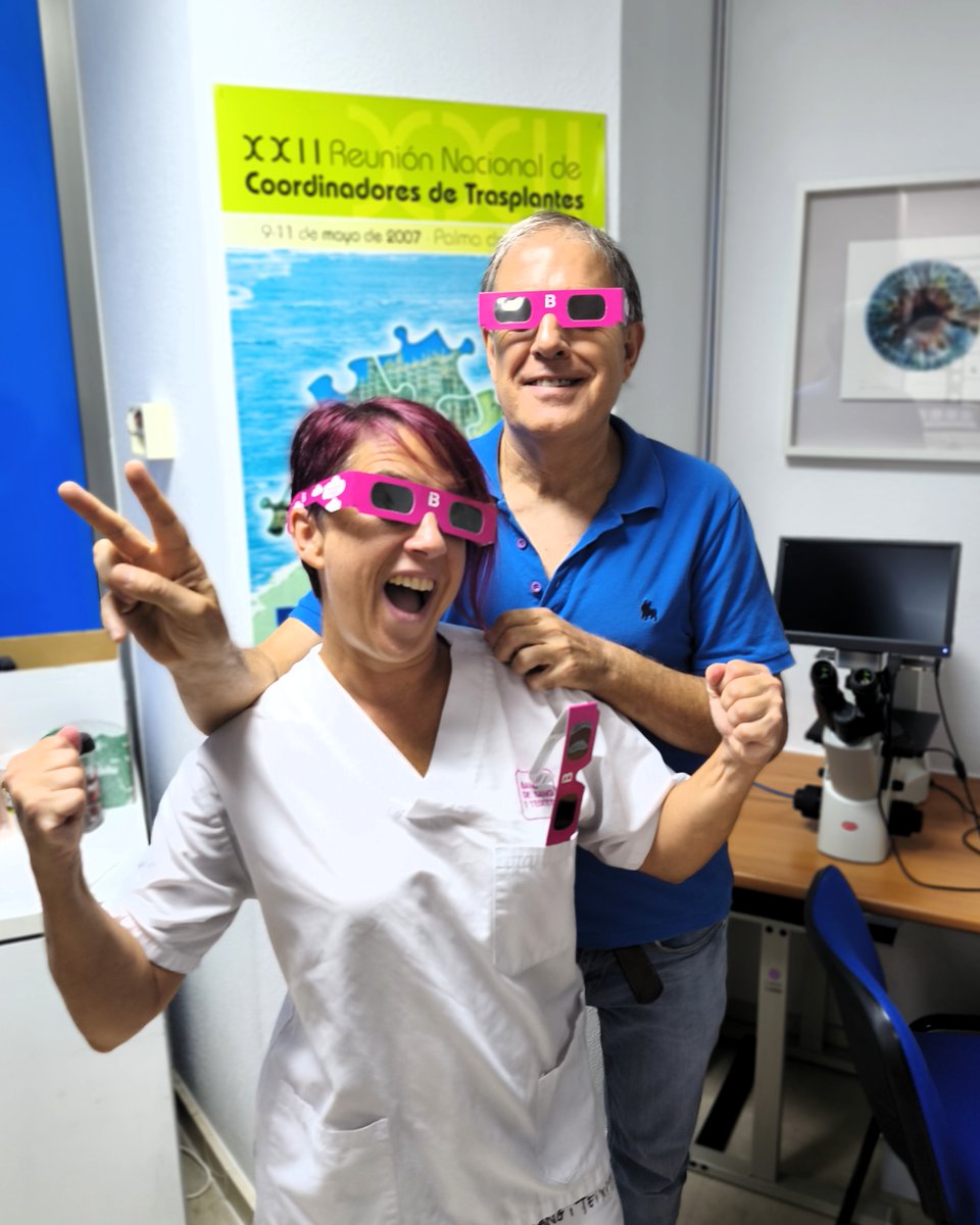 donasangbalears's tweet photo. 🌘😎 ECLIPSI MODE: ACTIVAT!
Encara tenim #UlleresOnTour d’IB3 al BSTIB (c. Rosselló i Cazador, 20). Vine a donar sang avui, demà o dilluns i endú-te’n una, fins a esgotar existències. A l’estiu, donar sang és més necessari que mai. 🩸
#DonaSang #BSTIB #IB3 https://t.co/h8gsV8cnZm