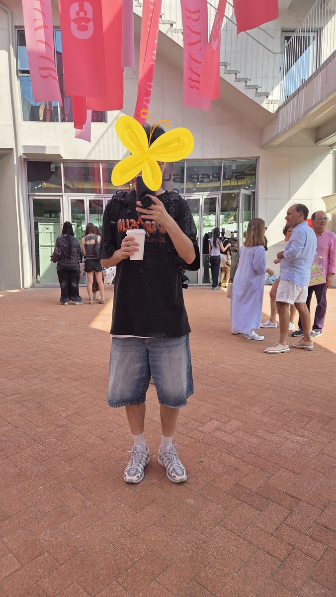 ibrgod5's tweet photo. 제가 이번 프룩이 한국일정에 함께하지 못하는데요,..🥹🥹🥹🥹
그래서 서울에 사는 제 남동생을 보냈어요ㅎ
슈퍼썬옷입고 온 남자는 자기뿐이라고 민망해했지만 인증샷 야무지게 찍어서 보내줬어요ㅋㅋㅋㅋㅋ
나중에 한국에서 크게 팝업해줘🫶🫶
그땐 꼭 갈겡🥹🥹🥹

#SUPERSUN
#SUPERSUNxBAZAARHOUSE
#BAZAARHOUSE
#ZeePruk @zee_pruk