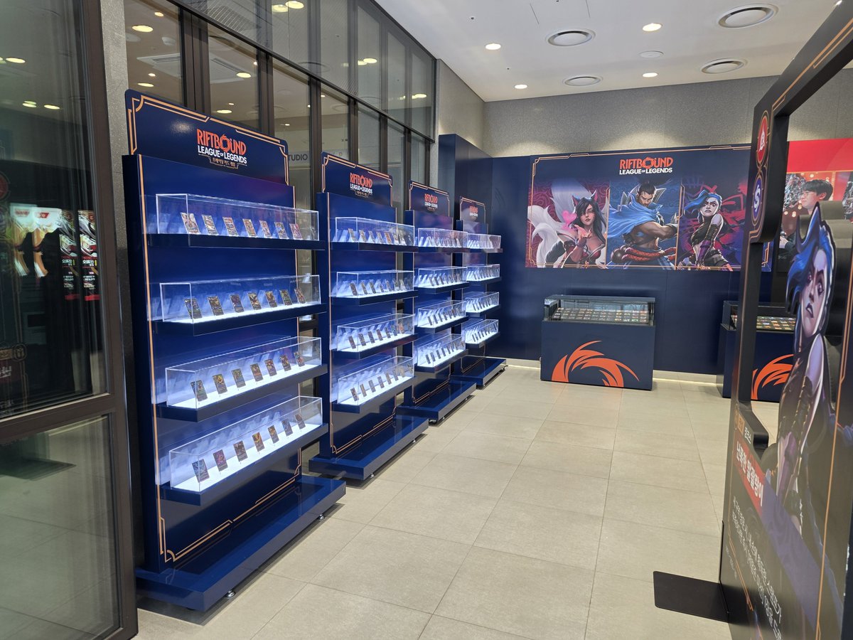 RiftboundGG's tweet photo. Riot is cooking in Korea, everyday I find something more to be bullish about with Riftbound. I think this game is going to capture global markets in a way that only Pokemon has managed to be able to. The average American that hasn't been into League before can't even fathom how big of an IP League of Legends is in Asia.
#riftbound #tcg #leagueoflegends