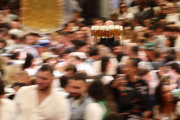 EFELafototeca's tweet photo. Hoy celebramos el Día Internacional de la Cerveza. Una cerveza, una tapa y unos amigos el mejor plan para el fin de semana. #EFEfototeca https://t.co/Ut6zHa7wl7