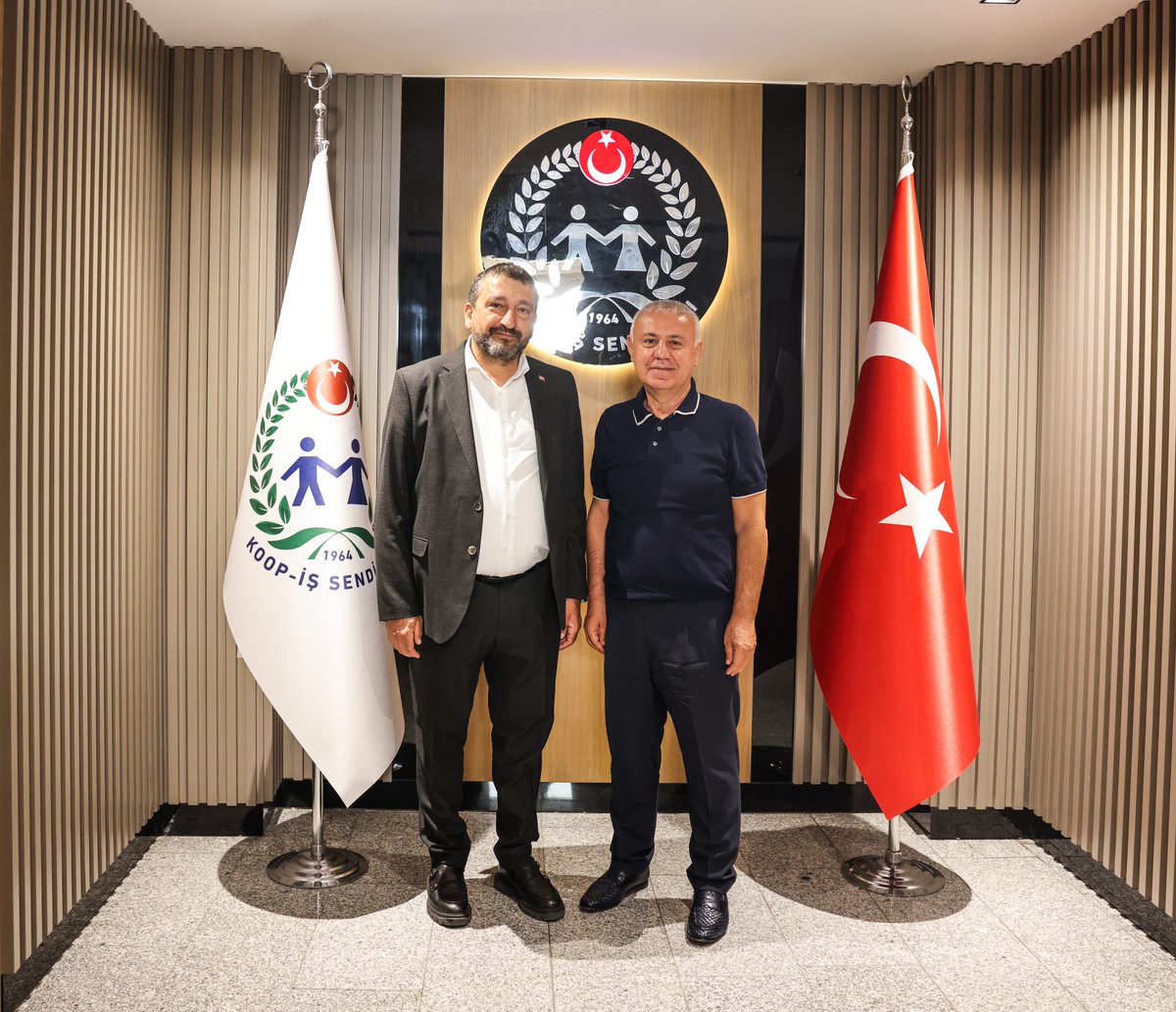 KOOPISSENDIKASI's tweet photo. HAK-İŞ Konfederasyonu’na bağlı Medya-İş Sendikası Genel Başkanı Sezai Ballı ve Yönetim Kurulu üyeleri, hayırlı olsun dileklerini iletmek üzere Sendikamız Genel Başkanı Eyüp Alemdar  ve Genel Başkan Yardımcısı Metin Güney ile bir araya geldi.

Ziyarette, sendikal gündem ile emekçilerin ortak sorunları ve beklentileri değerlendirildi.

@sezaiballi 
@medyais