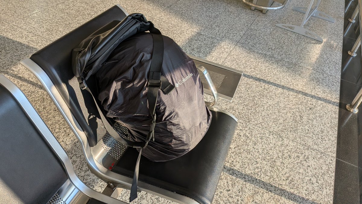 yachiro51's tweet photo. 今回は手荷物7kg以下だけでモザンビーク渡航にチャレンジ🎒

手荷物だけのメリット 

・機動力アップ
・スーツケースの受け取り時間がゼロ
・余計な物を強制的に削ぎ落とせる
・荷物整理の時間が減る

デメリットは https://t.co/dFy0MUIqZp