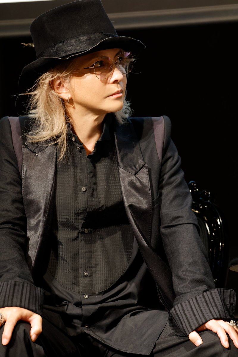 toko_trading's tweet photo. HYDE氏プロデュースワイン『VAMPROSE - HYDE WINES -』の新商品発表会を開催いたしました✨
ゲストはカリフォルニアのカベルネ・ソーヴィニヨンの完成形を築いた巨匠ダニエル・バロン氏、カリフォルニアで活躍する気鋭の日本人女性醸造家、平林園枝氏(シックス・クローヴズ代表)、シャンパーニュ・パルメ アンバサダー阿部誠氏。司会は望月理恵氏をお招きしました。
業界を代表する多くの方にお集まりいただき、HYDE氏の想いが詰まったワインが出来上がるまでの制作秘話などをご紹介しました。
HYDE氏は6種のワインを飲み「美味しいワインができてほっとした。みんな飲んでくれたらうれしい」とコメント。

カリフォルニアシリーズは8/10、シャンパーニュは10/8に発売開始🍷🥂
アーティストとして、一人の表現者として、常に時代の先を駆け抜けてきたHYDEが、その繊細な感性で生み出す至高のワインブランド、『VAMPROSE - HYDE WINES -』をどうぞお愉しみください。

PHOTO:田中和子

#HYDE
#HYDEWINES
#VAMPROSE
#ワイン
#シャンパン
#都光