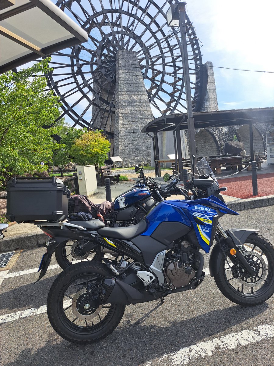 Funkyrider60's tweet photo. 久しぶりにポストします。
仕事で疲れはてる毎日でしたが、少しずつXSRで走れるようになりました😃
不定期ですが、たまにポストしたいです。よろしくお願いします🙇⤵️
どんぶり会館でソフトクリームを食べて小さなどんぶりもらって来ました。
新車で岐阜まで来てくれたルイさんと合流。
楽しく過ごしました👌