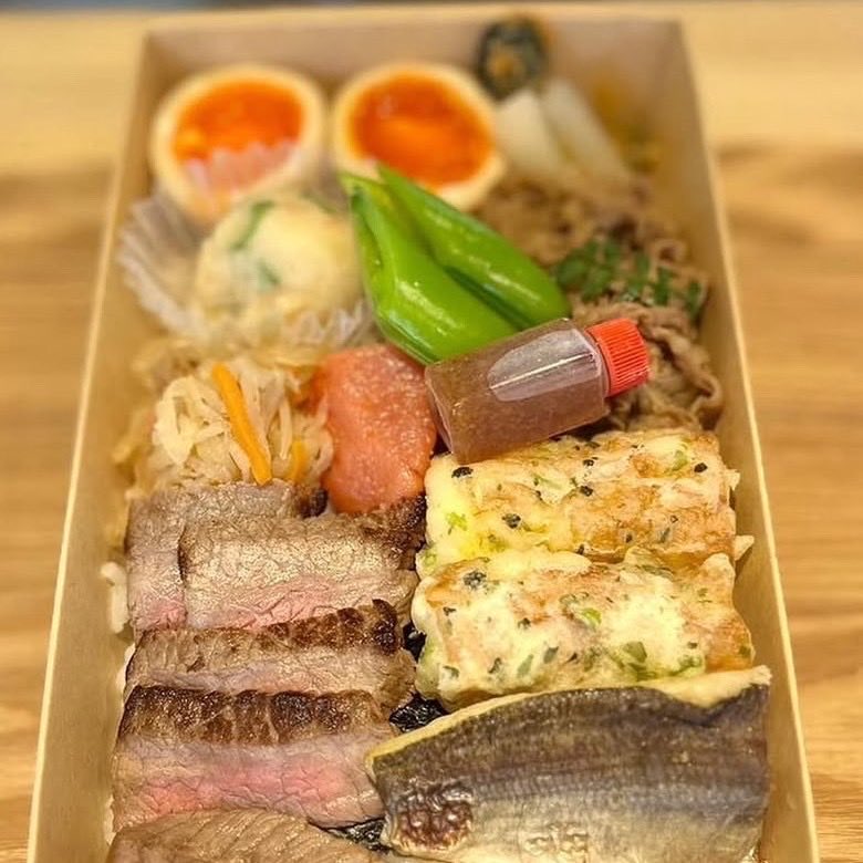 Sagasakefes's tweet photo. #sagasakefes #佐賀ん酒 #日本酒イベント #楊柳亭 

※メニューは仕入状況などにより変更になる場合がございます。

【楊柳亭　予定メニュー】
佐賀牛飯弁当、鱧の南蛮漬け、牛バラ玉ねぎ、蓮根煎餅カレー風味、砂肝コンフィー、牛肉きんぴら風、出汁巻き玉子、鶏唐揚げ、夏野菜浸し、チキンサラダなど https://t.co/bf48HUZ00N
