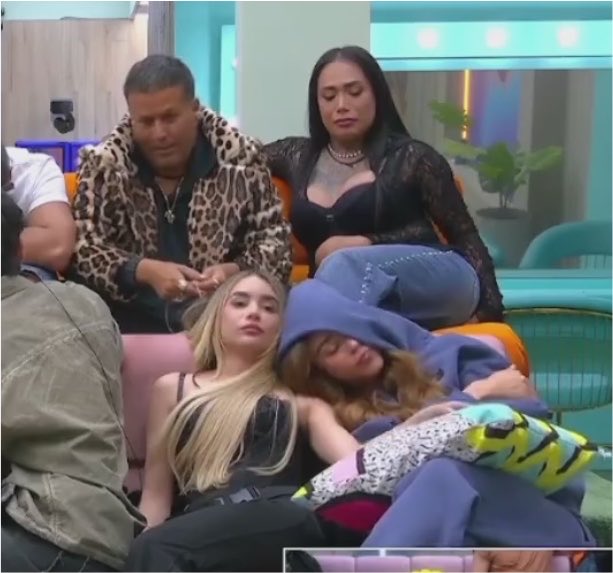 Clauumendez_'s tweet photo. Yo soy Aldo y Karina viendo como las plantas ya empezaron con su drama jajajajajaja

#LaCasaDeLosFamososMx https://t.co/lve59JnFnr