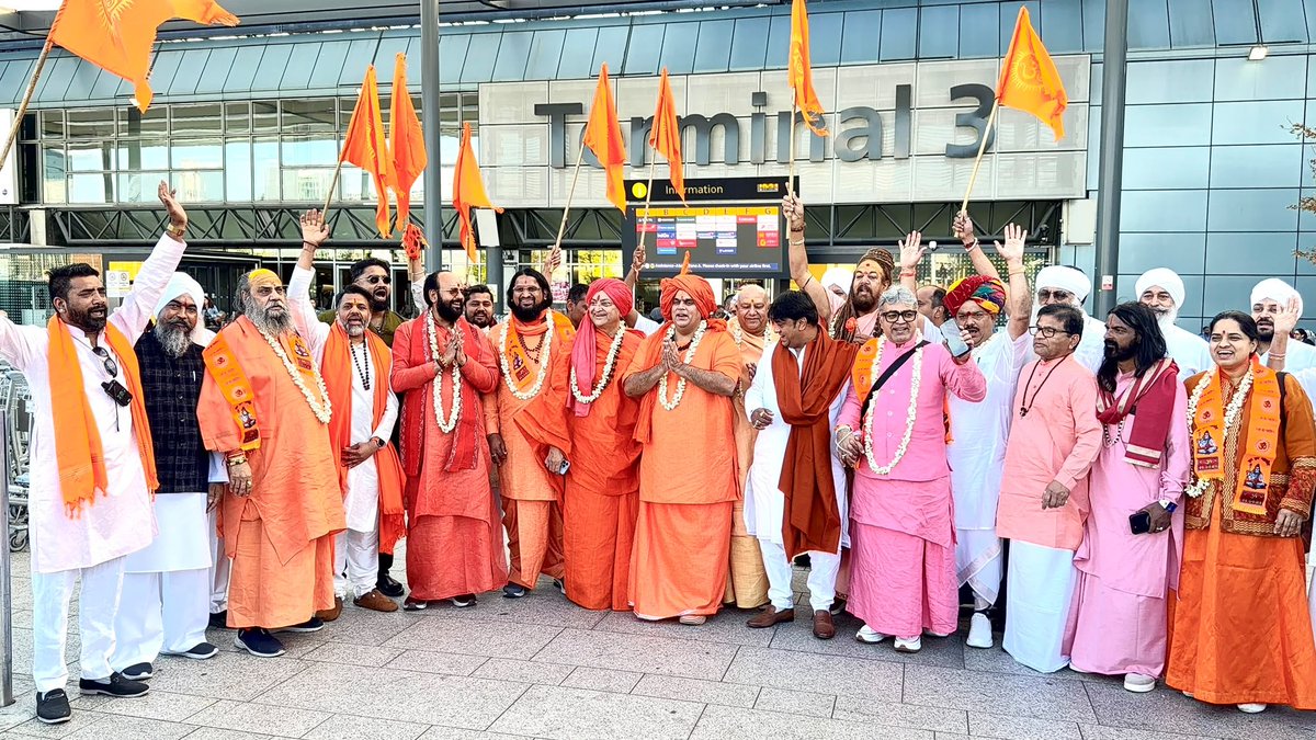 alokmshukla's tweet photo. लंदन (UK) @HeathrowAirport भगवा रंग में, @Network10Update @sanjaygiriuk सात समंदर पार, सनातन का परचम! 🚩 'संत संसद' के इस भव्य आयोजन से भारत की आध्यात्मिक शक्ति का शंखनाद #SachkhandNanakDham #SantTrilochanDarshanDasJi #SantSansad #Network10 #SantSansadLondon #Siddhashram https://t.co/Xvss9cS467