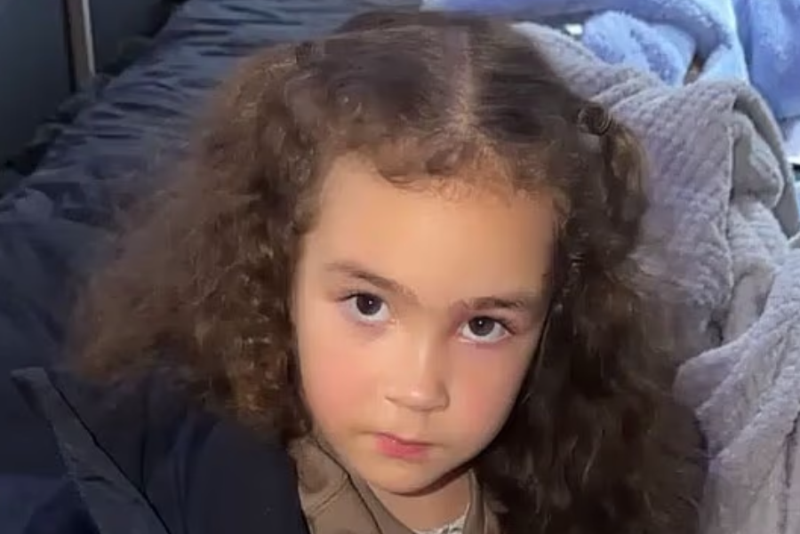 TheGNPE's tweet photo. 🚨BREAKING: There is an urgent hunt for a mother and her two young daughters after they vanished from London

Lily aged 23 was last seen with Navejah aged five and Nayah aged 23 months in Somers Town Camden

'Lily was last seen with her children in Camden at around 13:00hrs on Wednesday, 5 August.

'If you see them or have any information, please call 999 and quote CAD 950/06AUG26.'

Please share