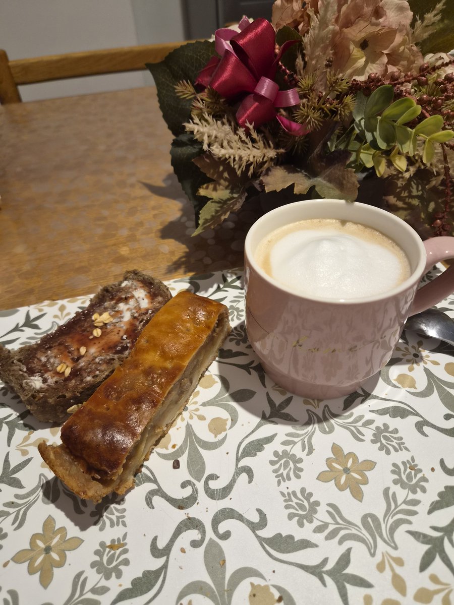 _Arimoon88's tweet photo. Strudel, pane e marmellata, cappuccino e buongiorno 😂♥️☕️ https://t.co/i5RztBumud