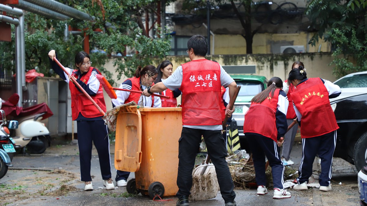 Lynna_lady's tweet photo. New club activity alert! Come join our volunteer gardening session this Sat 9am at Community Park—plant flowers, make friends, and spruce up our neighborhood! https://t.co/hXEhcHiHCA