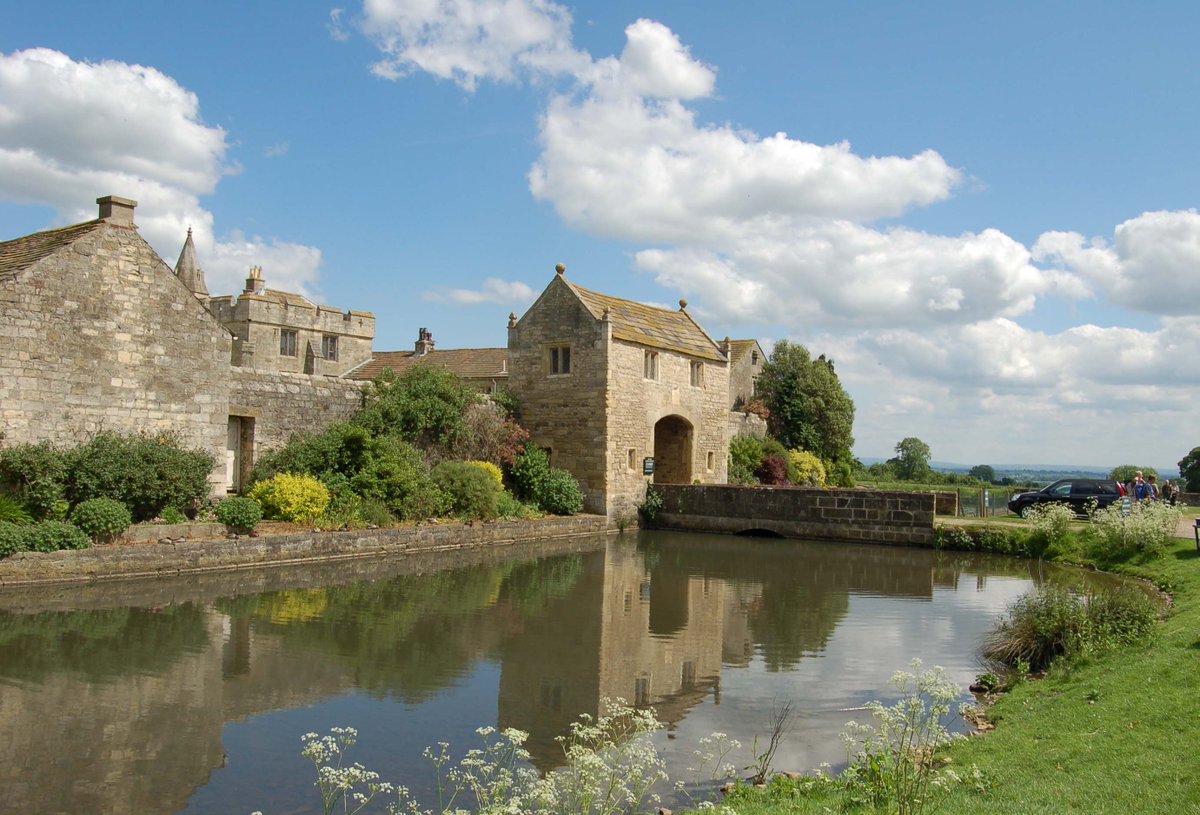 GenealogyBeech's tweet photo. Markenfield Hall is one of England's finest and most complete surviving medieval moated manor houses. Built in the early 14th century and surrounded by a rare, fully intact water-filled moat, it has remained remarkably unchanged for over 700 years. The site is recorded https://t.co/LUewpHwzKY