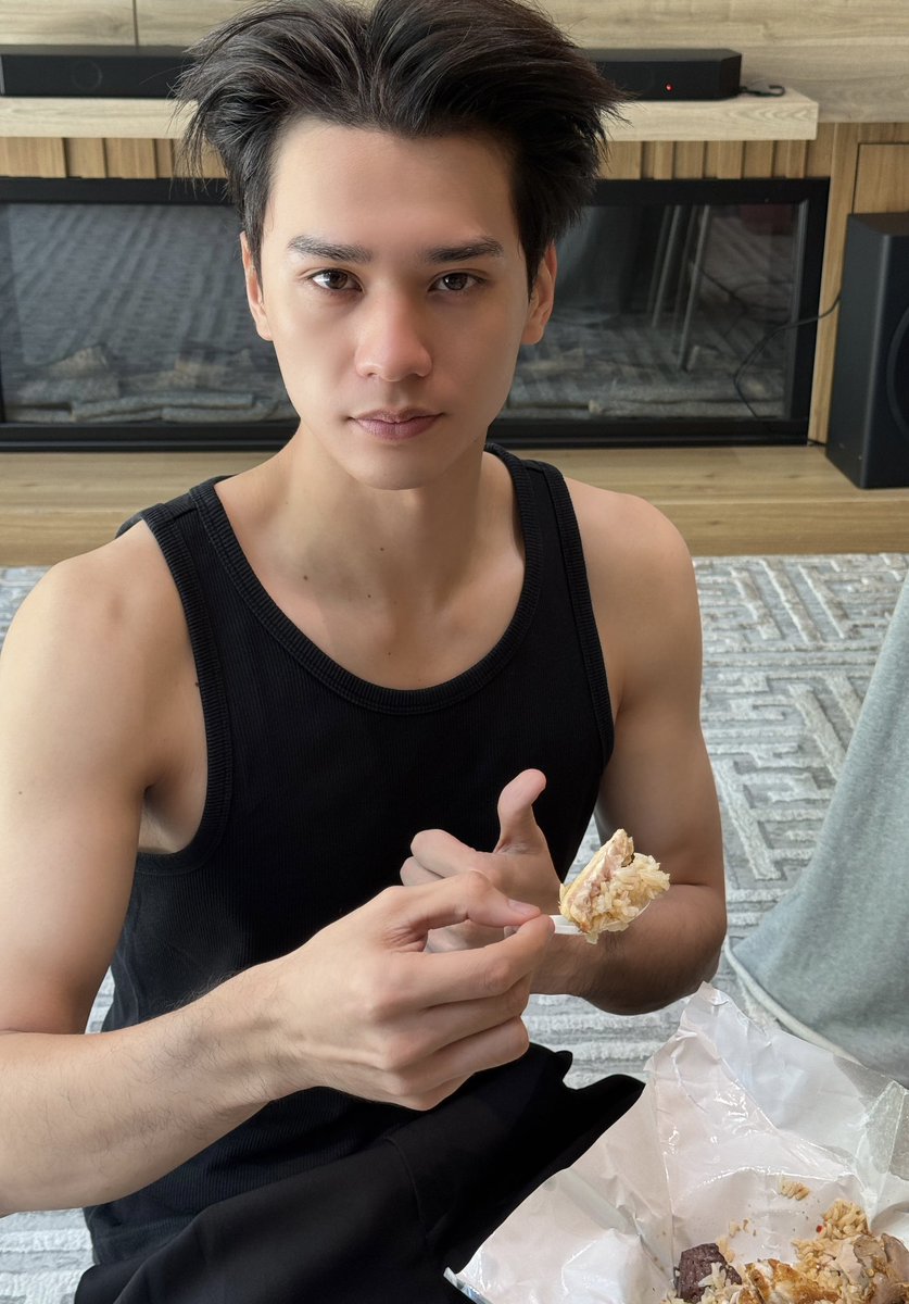 bibi_kd19's tweet photo. กินข้าวมันไก่ยังไงให้หล่อออร์แกนิคขนาดนี้🫠 https://t.co/JiVmZJ6MnU