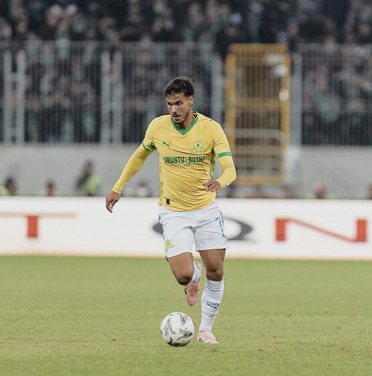 UnplayableZA's tweet photo. 𝗚𝗢𝗡𝗘!!!

Miguel Reisinho has confirmed his departure from Mamelodi Sundowns.

🏟 14 
⚽️ 2

#SundownsFC
#UNPLAYABLE https://t.co/rzFjNb1SlG